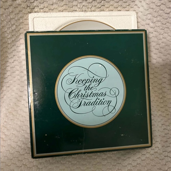 Avon Christmas Memories 1982 Collector Plate 22K Gold Trim 2nd Edition in Box - Picture 2 of 2